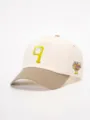Beige-khakifarbene Baseballkappe mit gelbem Stickbuchstaben Q und seitlichem Logoprint. - Verstellbar / Cremeweiß/Dunkles Khaki