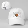 Detailansicht einer weißen Pferdeschwanz-Baseballkappe mit Basketball MOM Aufdruck. - Verstellbar / Weiß