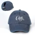 Verstellbare Destroyed-Jeans-Baseballcap mit Pferdeschwanz-Öffnung und weißer Gigi-Stickerei. - Verstellbar / Marineblau