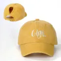 Detailansicht der gelben, gewaschenen Pferdeschwanz-Baseballkappe mit Gigi-Stickerei. - Verstellbar / Gelb