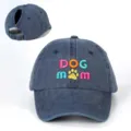 Detailansicht der blauen Denim Baseballcap mit Pferdeschwanzöffnung und Hunde-Stickerei. - Verstellbar / Marineblau