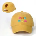 Detailansicht der gelben Zopf-Baseballkappe mit bunter DOG Mom-Bestickung und verstellbarem Riemen. - Verstellbar / Gelb