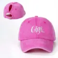 Detailansicht der gewaschenen rosa Pferdeschwanz-Baseballkappe mit Gigi-Bestickung. - Verstellbar / Fuchsia