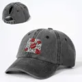 Verworfene gewaschene Denim-Pferdeschwanz-Baseballkappe mit roter Lippenstickerei und Riemen - Verstellbar / Schwarz