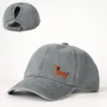 Nahaufnahme der gewaschenen grauen Baseballkappe mit süßer Dachshund-Stickerei. - Verstellbar / Grau