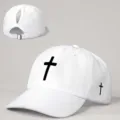 Weisse Ponytail Baseballkappe mit schwarzem Kreuz-Print und verstellbarem Riemen. - Verstellbar / Weiß