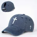 Gewaschene Denim Pferdeschwanz Baseballkappe mit weißem Kreuz Print und verstellbarem Gurt. - Verstellbar / Marineblau