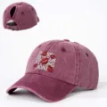 Gewaschene Pferdeschwanz-Baseballkappe mit besticktem Lippen- und Buchstaben-Design - Verstellbar / Burgunderrot