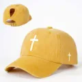 Verwaschene gelbe Baseballcap mit weißem Kreuzmuster und praktischem Pferdeschwanzloch. - Verstellbar / Gelb