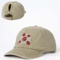 Vintage kaki Pferdeschwanz Baseballkappe mit gestickten roten Lippen und Buchstaben verstellbar. - Verstellbar / Khaki