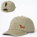 Detailansicht der gewaschenen khaki Ponytail Baseballkappe mit Dackel-Bestickung und Metallschnalle. - Verstellbar / Khaki