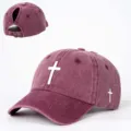 Vue detaillee de la casquette de baseball bordeaux avec impression de croix blanche et attache. - Réglable / Bordeaux