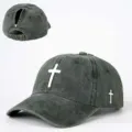 Détail de casquette de baseball queue de cheval grise délavée avec croix blanche et boucle - Réglable / Vert Militaire