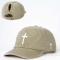 Casquette de baseball kaki lavé avec trou pour queue de cheval, imprimé croix blanche. - Réglable / Khaki