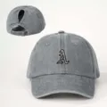 Graue gewaschene Jeans-Baseballcap mit Pferdeschwanzloch und besticktem Buchstaben A für Outdoor. - Verstellbar / Grau