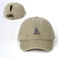 Detailansicht der gewaschenen Baumwoll-Pferdeschwanz-Baseballkappe mit gotischem Buchstaben A. - Verstellbar / Khaki