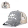 Berretto da baseball grigio in mesh con coda di cavallo e stampa Stay Golden regolabile. - Grigio