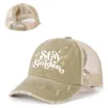 Dettaglio del cappello da baseball con coda di cavallo, stampa frontale e retro in rete. - Cachi