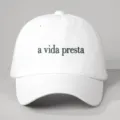 Weiße Baumwoll-Baseballkappe mit grünem Sticktext, lässiger Freizeithut für Damen und Herren - Verstellbar / Weiß