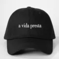 Schwarze Baseballkappe mit weißem gestickten Spruch 'a vida presta', verstellbarer Hut. - Verstellbar / Schwarz