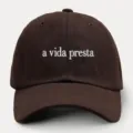 Detailansicht der braunen Bestickten Baseballkappe mit Text und verstellbarem Riemen. - Verstellbar / Kaffeebraun