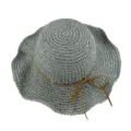 Gros plan détaillé du chapeau de paille gris tissé avec un élégant nœud en cuir. - M (56-58cm) / Gris