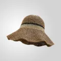 Vue détaillée du chapeau de paille de style français crocheté avec des rayures contrastées. - M (56-58cm) / Khaki