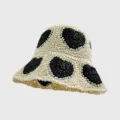 Detailansicht des handgearbeiteten Häkel-Bucket-Hats mit einzigartiger schwarzem Herzmuster Textur. - M / Herz Strohhut / Creme