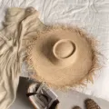 Damen Sonnenhut aus Bast mit breiter Krempe Sommer Strandurlaub Strohhut fransig. - M (56-58cm) / Eindrück Krone Einfacher Raffia Strohhut