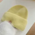 Gros plan detaille d un bonnet en tricot jaune chaud, epais melange de poils de lapin. - Taille unique / Jaune Clair