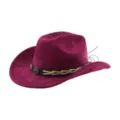 Gedetailleerd overzicht van de elegante magentakleurige suède western cowboyhoed met stierenkopriem. - M (56-58cm) / Bordeauxrood