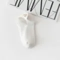 Calzini bianchi donna corti carini con linguetta sul tallone e ricamo con faccina sorridente - Taglia unica / Faccina sorridente