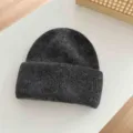 Bonnet en tricot duveteux gris foncé, variante de bonnet d'hiver chaud, mélange poils de lapin. - Taille unique / Gris foncé