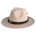 Gros plan détaillé du chapeau feutre beige avec bande décorative noire, marron et crâne de taureau. - M (56-58cm) / Beige