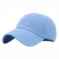 Gros plan détaillé de la texture en coton, des coutures renforcées et de la visière incurvée. - M (56-58cm) / Bleu ciel