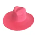 Gros plan sur le chapeau fedora en suédine rose, mettant en valeur la couronne et le large bord. - M (56-58cm) / Rose rosé