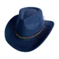 Gros plan d'un chapeau de cowboy en suédine bleue avec bande en cuir marron et boucle tête de mort. - M (56-58cm) / Bleu marine