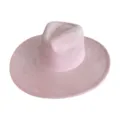 Vue rapprochée du chapeau fedora en suédine rose, montrant texture et large bord détaillé. - M (56-58cm) / Rose Clair