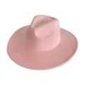 Vue détaillée du chapeau fedora rose à large bord en suédine avec texture lisse et élégante. - M (56-58cm) / Pêche