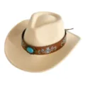 Vue détaillée d'un chapeau de cowboy western en feutre rétro avec lanière en cuir et turquoise. - M (56-58cm) / Beige