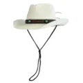 Detailansicht weißer Stroh-Cowboyhut mit braunem Lederband, Türkis-Dekor und praktischem Kinnriemen. - M (56-58cm) / Weiß