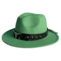 Gros plan détail du chapeau feutre vert avec bande en cuir noir et tête de taureau - M (56-58cm) / Vert