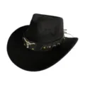 Vue détaillée du chapeau de cowboy en daim noir avec crâne de taureau en métal et rivets. - M (56-58cm) / Noir