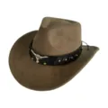Détail du chapeau de cowboy occidental en suède vintage avec emblème de taureau en métal. - M (56-58cm) / Vert Militaire