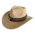 Vue détaillée d'un chapeau cowboy western en suédine beige avec une bande cloutée et tête de taureau. - M (56-58cm) / Khaki
