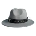Gros plan d'un chapeau fedora gris avec bande en cuir noir et crâne de taureau. - M (56-58cm) / Gris