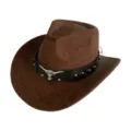 Gros plan sur le chapeau de cowboy en suédine marron avec tête de taureau argentée et rivets. - M (56-58cm) / Café
