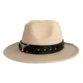 Détail du chapeau fedora beige avec bande en cuir noir et décor de crâne de taureau. - M (56-58cm) / Beige