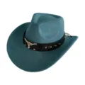 Gros plan sur le chapeau de cowboy en suédine bleue avec tête de taureau en métal. - M (56-58cm) / Vert malachite