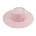 Detalle de sombrero de fieltro rosa que muestra una ala plana y un lazo elegante a juego. - M (56-58cm) / Rosa